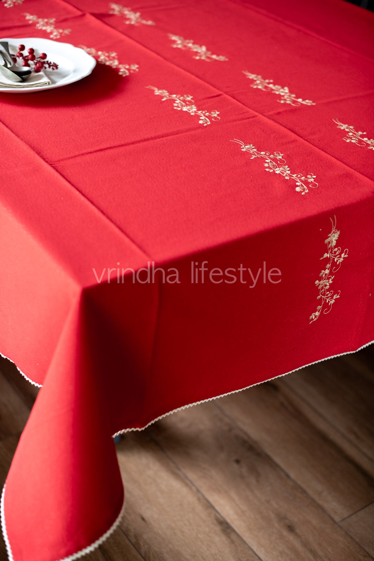 Cotton lurex table cloth with embroidery and lace detailing-8 seater