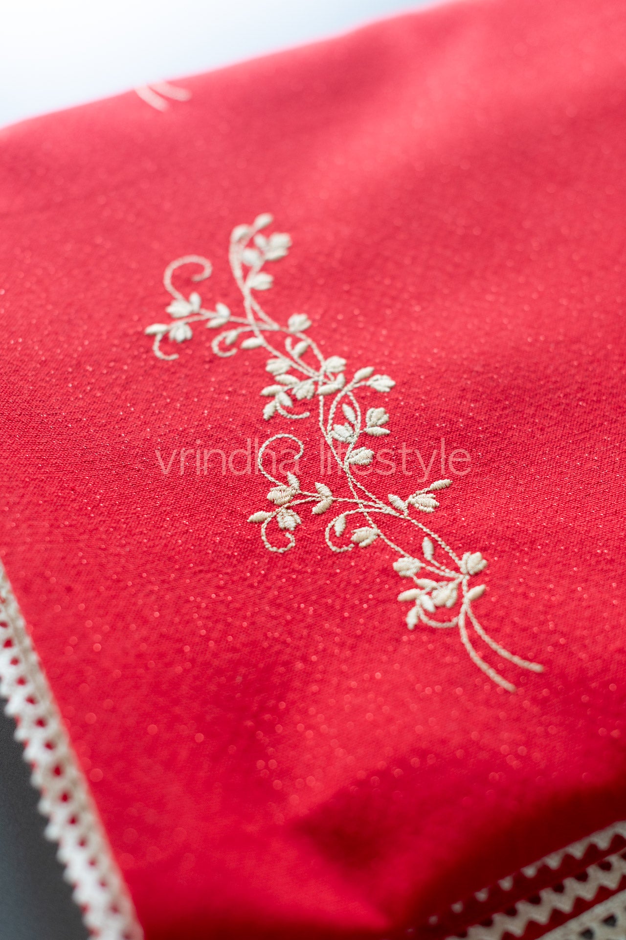 Cotton lurex table cloth with embroidery and lace detailing-8 seater