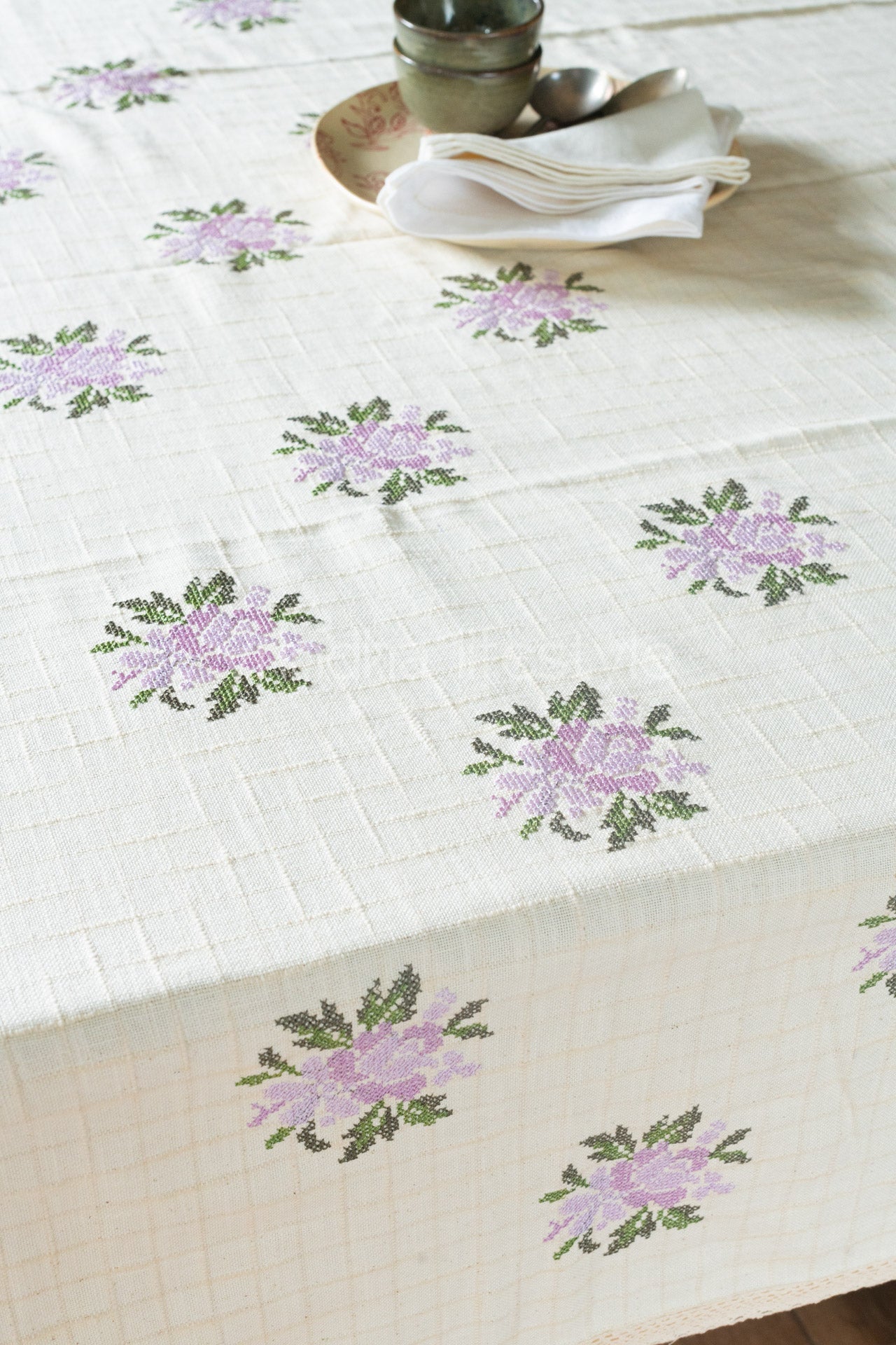 COTTON TABLE CLOTH with cross stitch embroidery and lace detailing  -6 seater