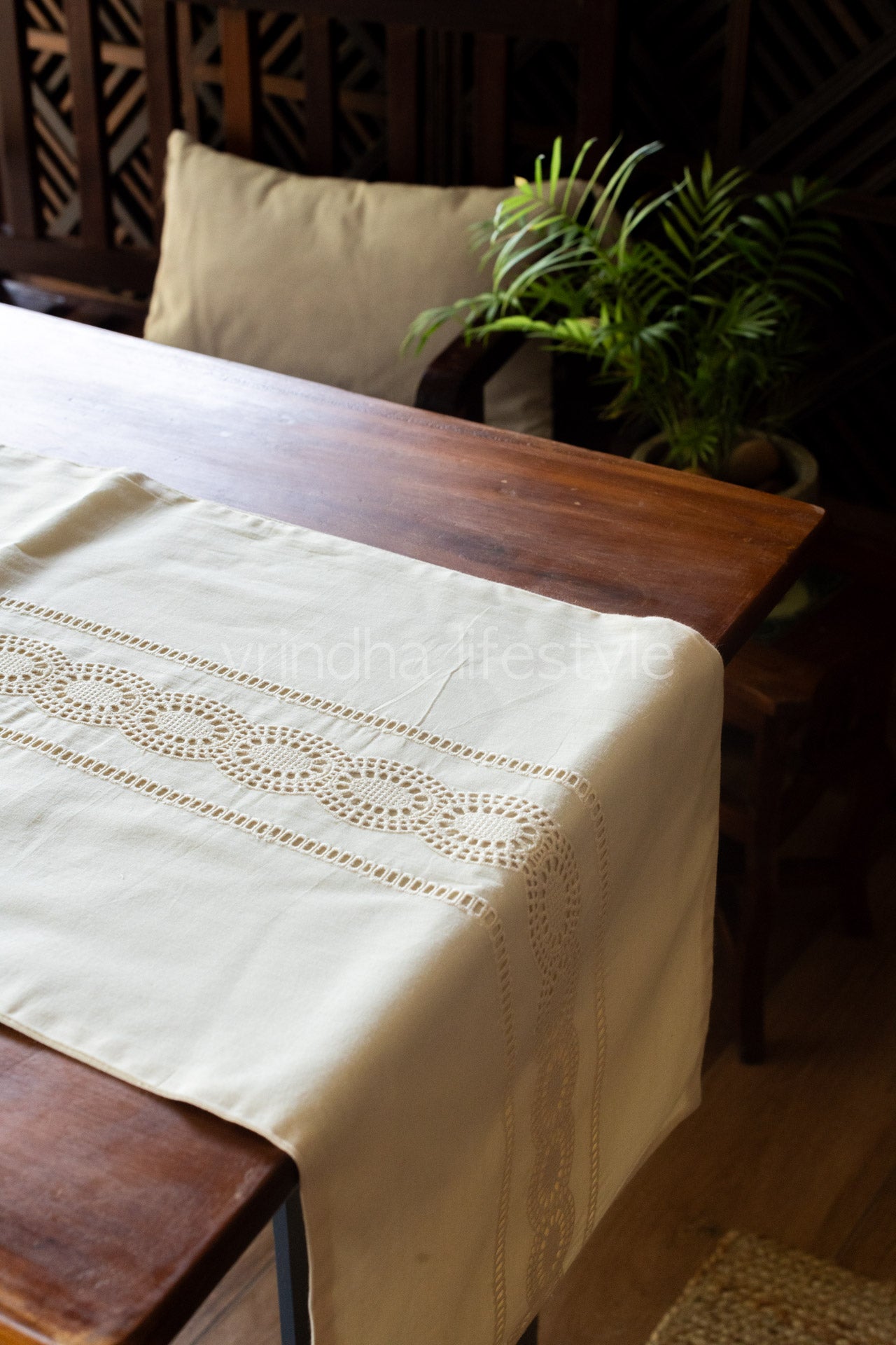 EMBROIDERED COTTON  TABLE RUNNER   with 6 placemats