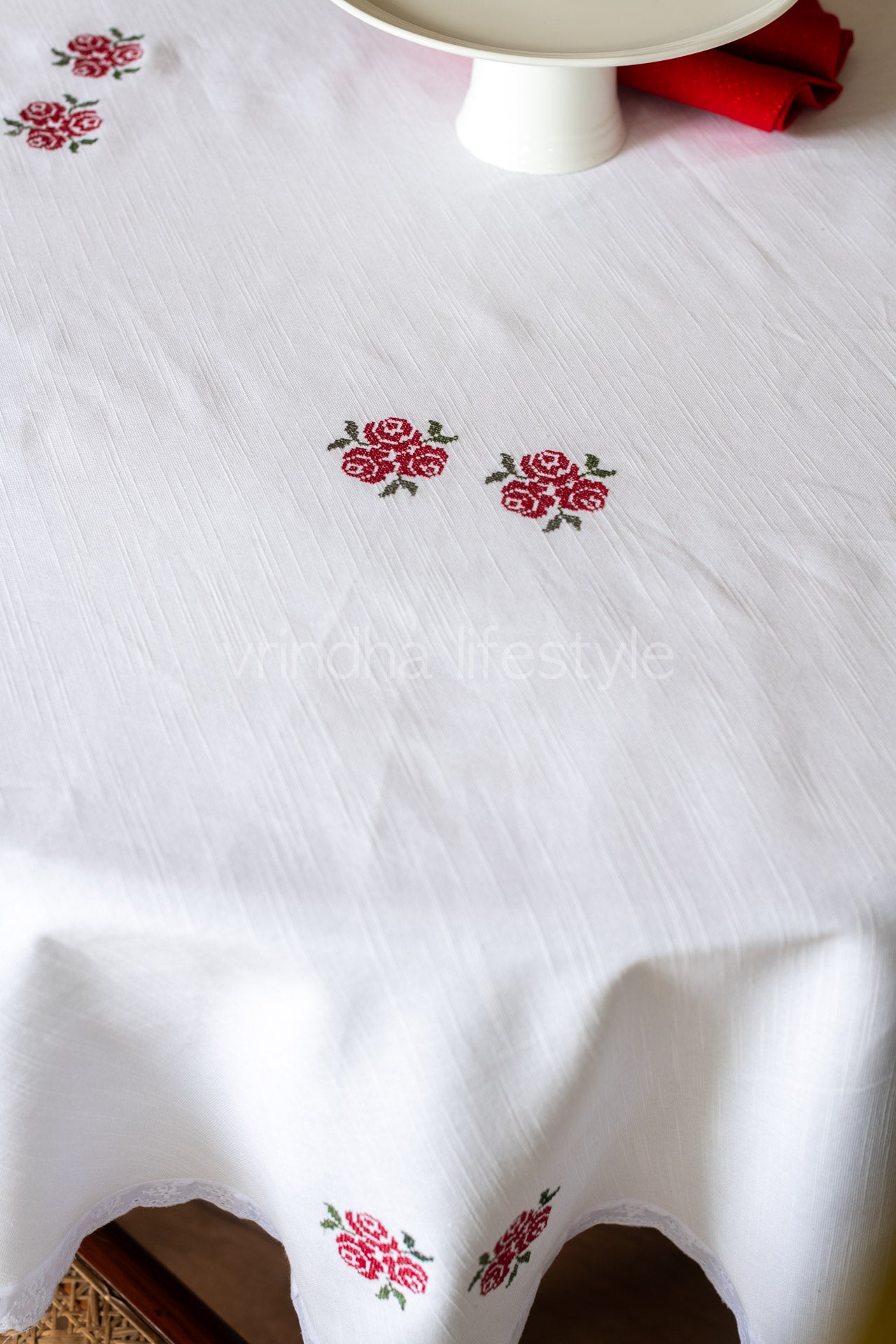 Table cloth with embroidery and lace detailing -Round-4 /6 seater