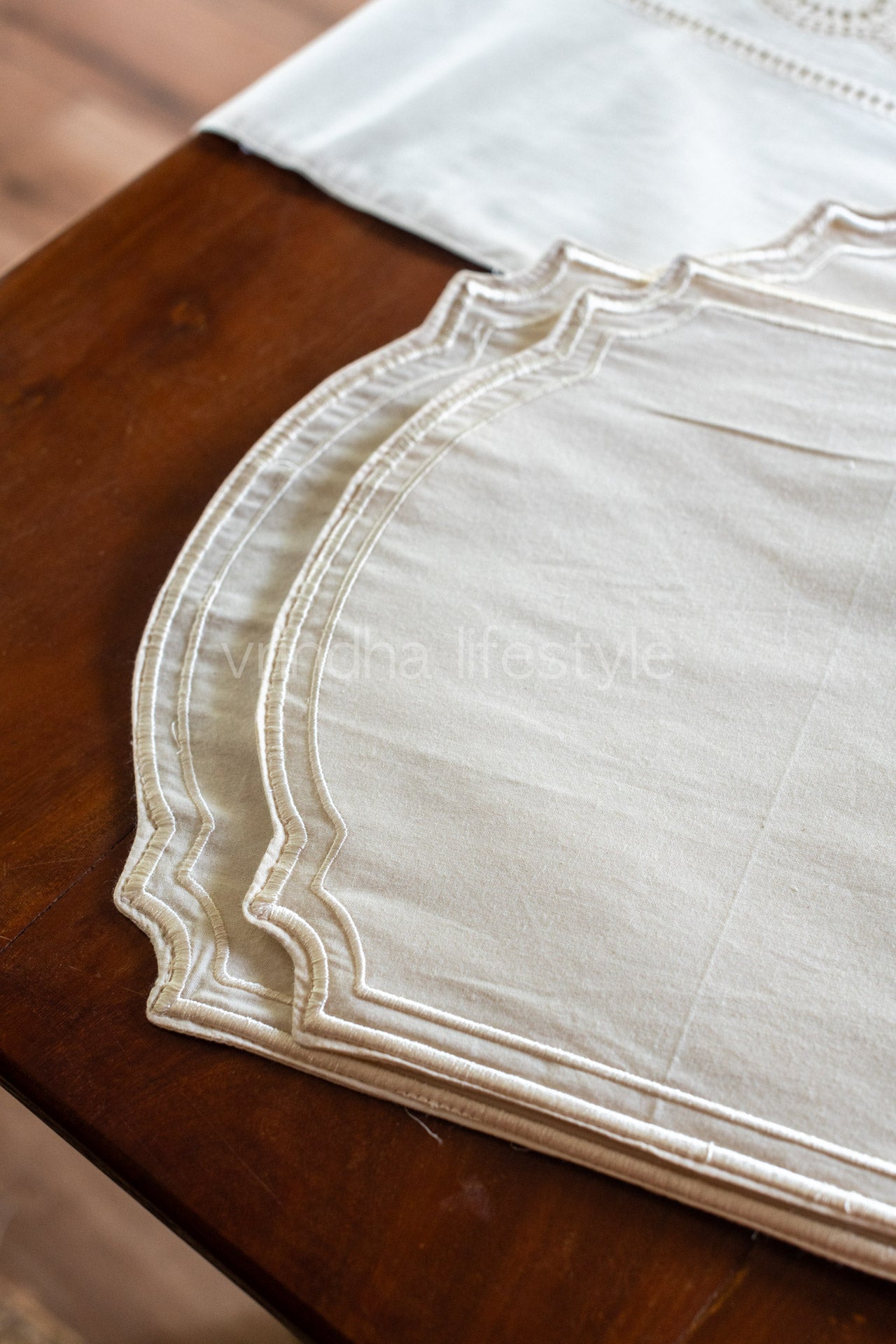 EMBROIDERED COTTON  TABLE RUNNER   with 6 placemats