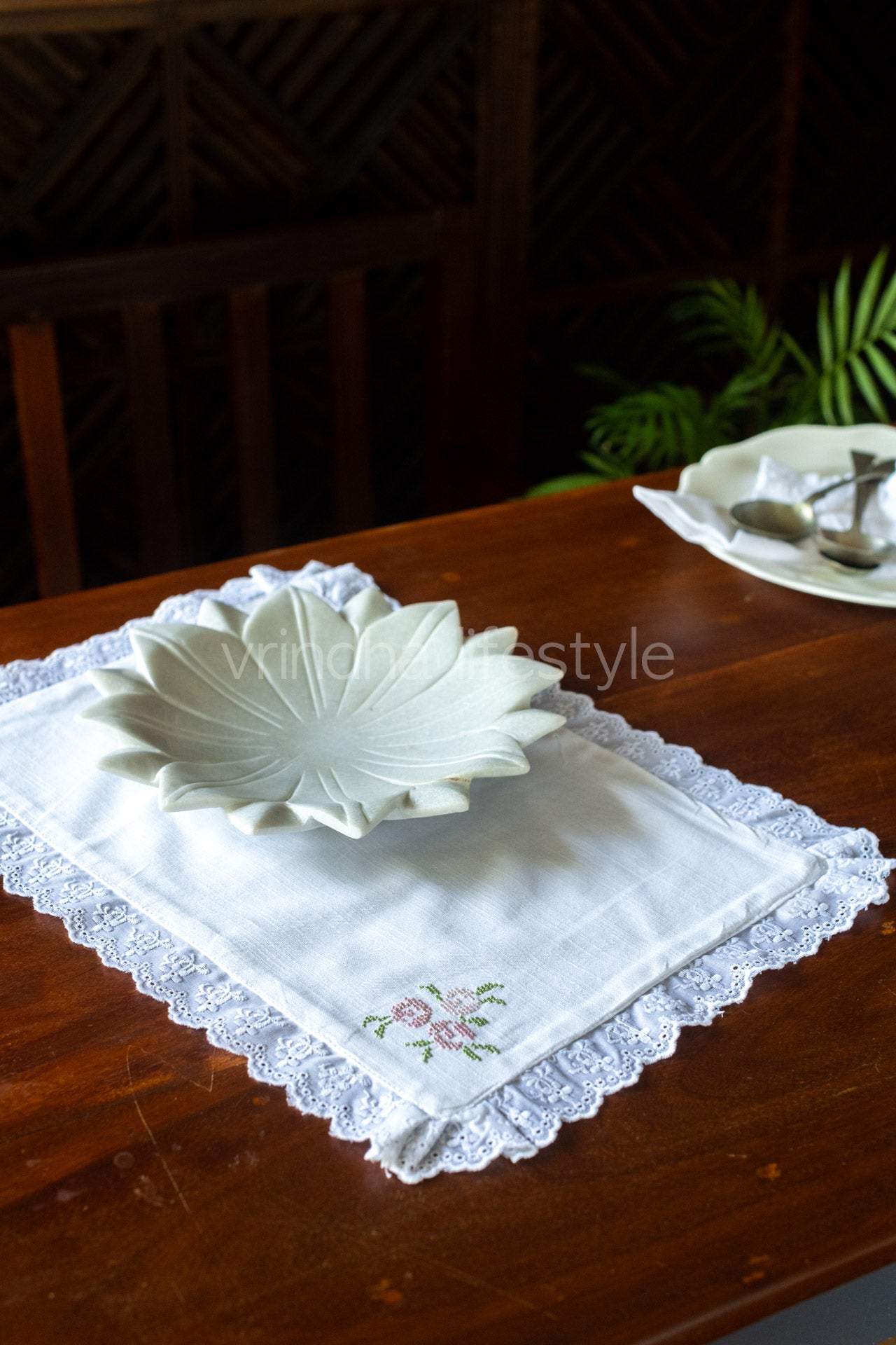 Embroidered place mat with lace detailing_single unit