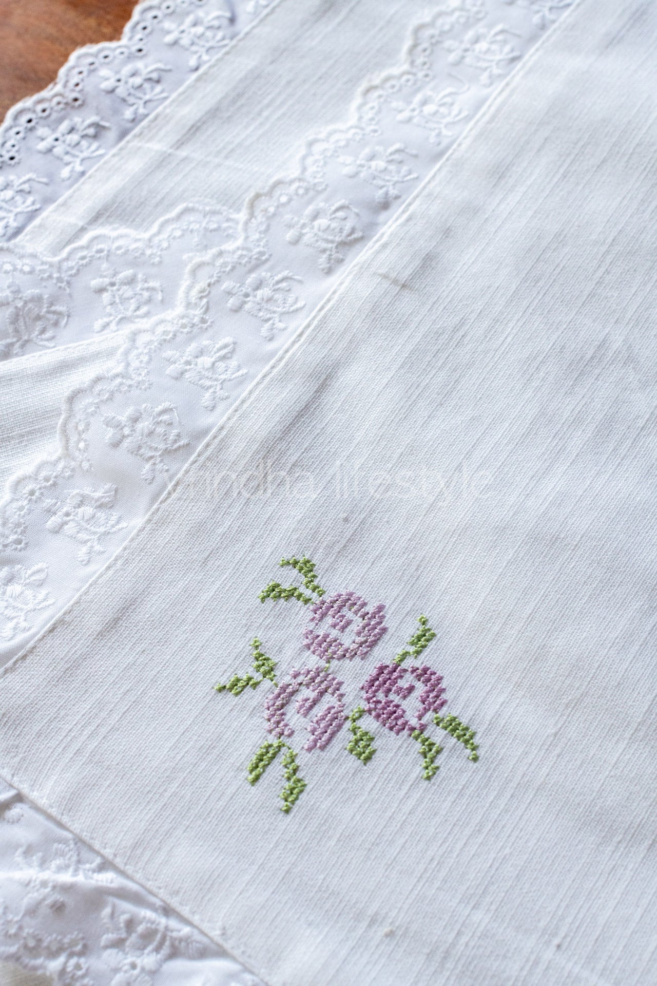 Embroidered place mat with lace detailing_single unit