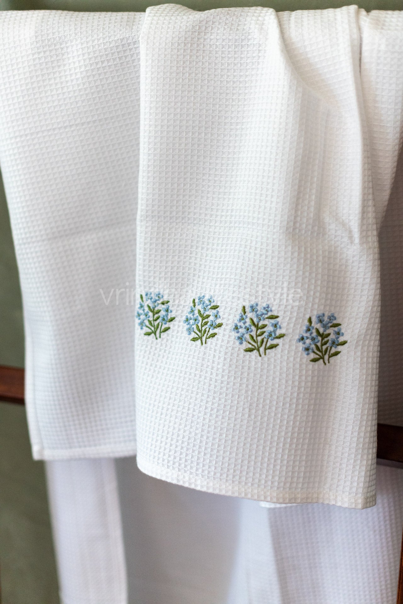 EMBROIDERED WAFFLE BATH TOWEL