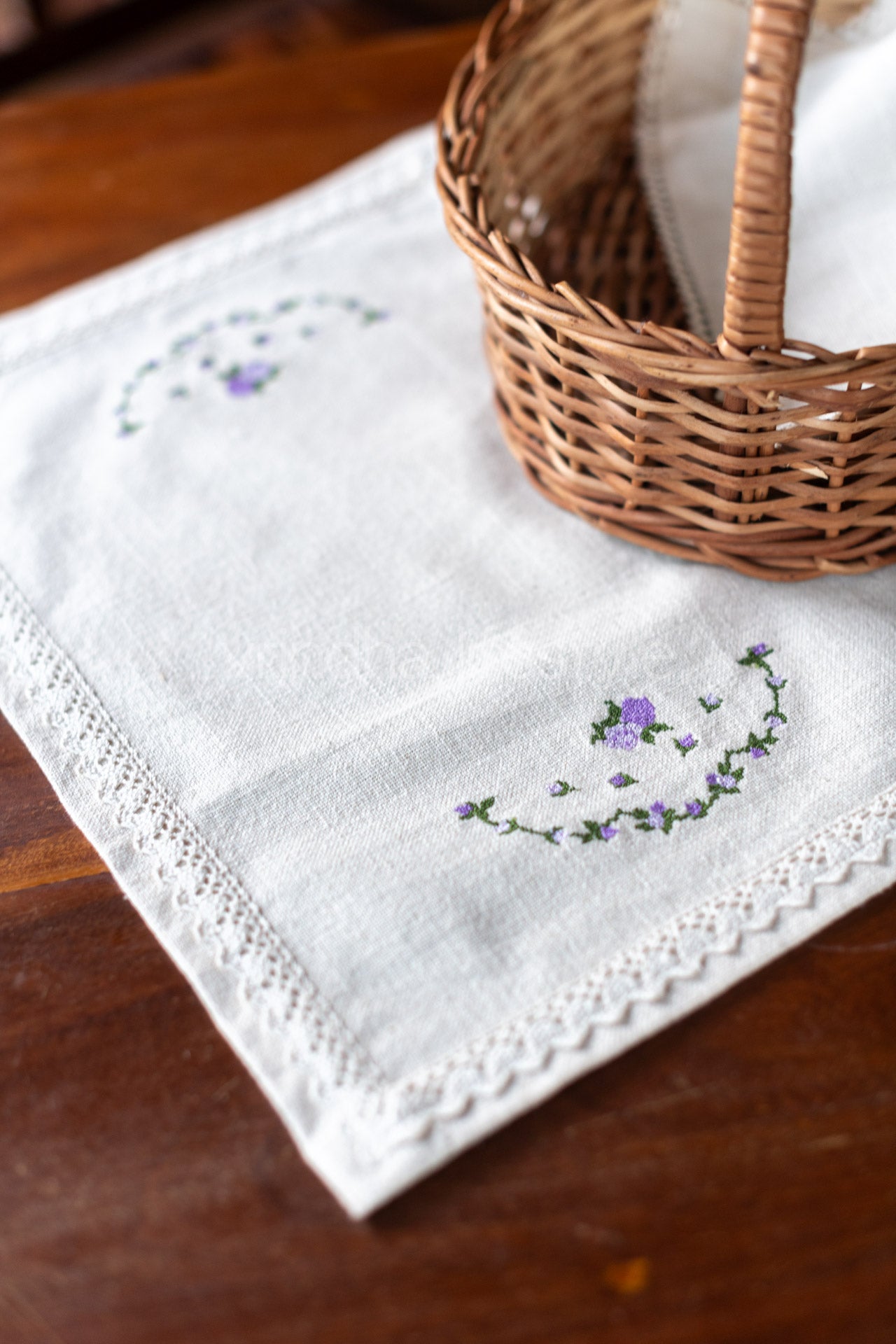 Cotton slub table mat with embroidery and lace detailing-single unit
