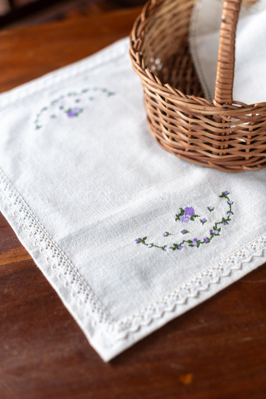 Cotton slub table mat with embroidery and lace detailing-single unit