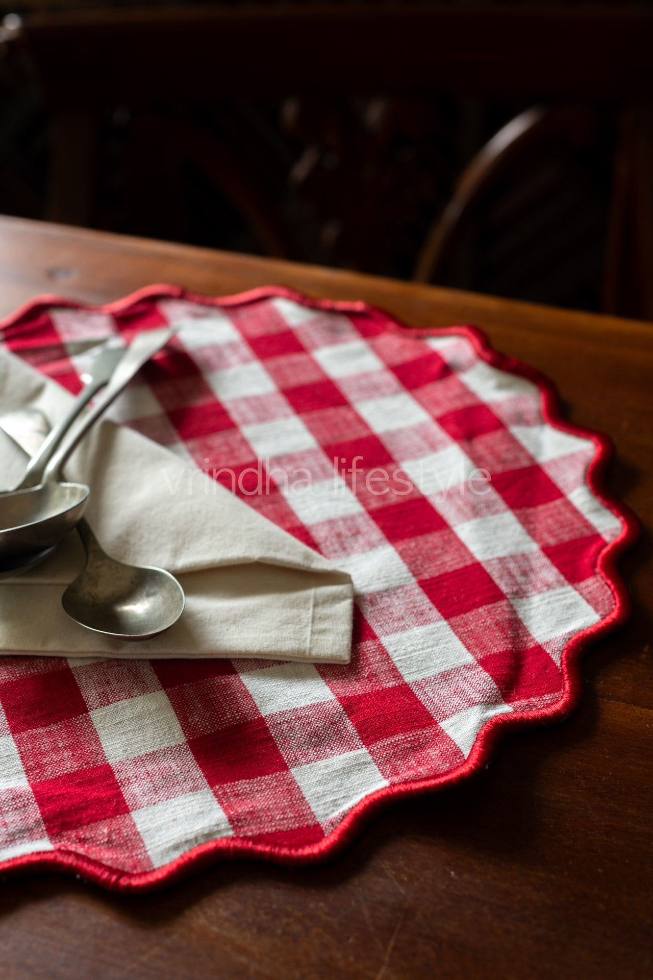 ROUND COTTON PLACEMATS with scalloped edge,14 inches-Set of 2