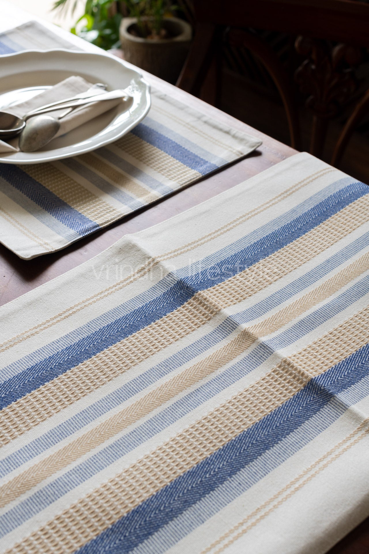 PLACEMATS AND TABLE RUNNER-Set of 6 placemats and one table runner