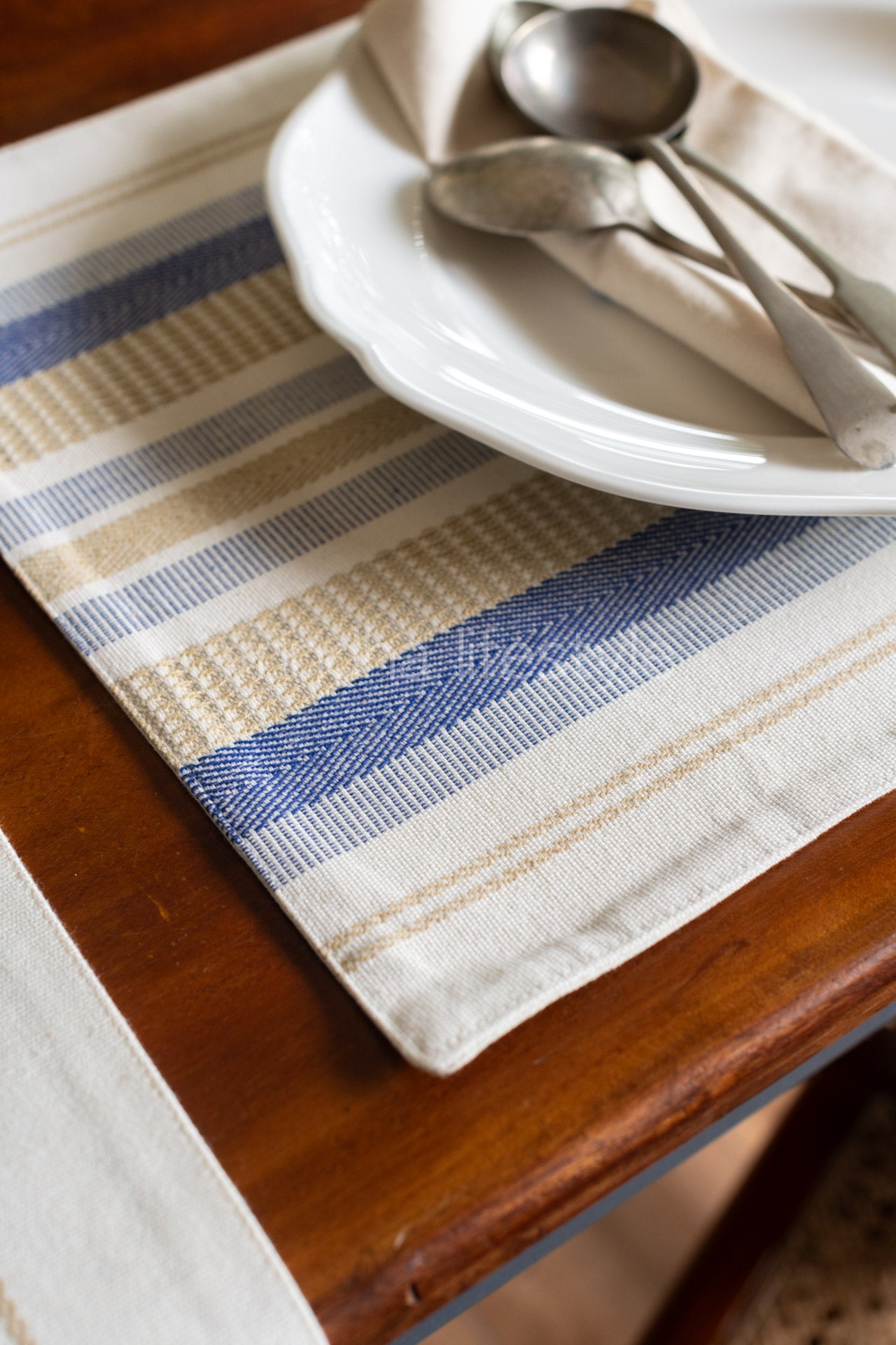 PLACEMATS AND TABLE RUNNER-Set of 6 placemats and one table runner