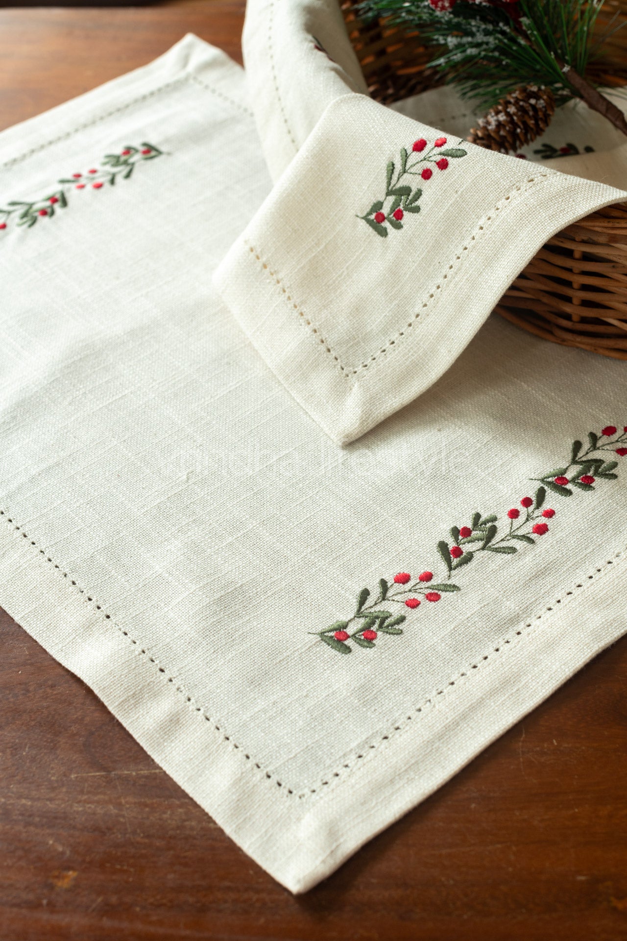 Embroidered place mat-Set of 2
