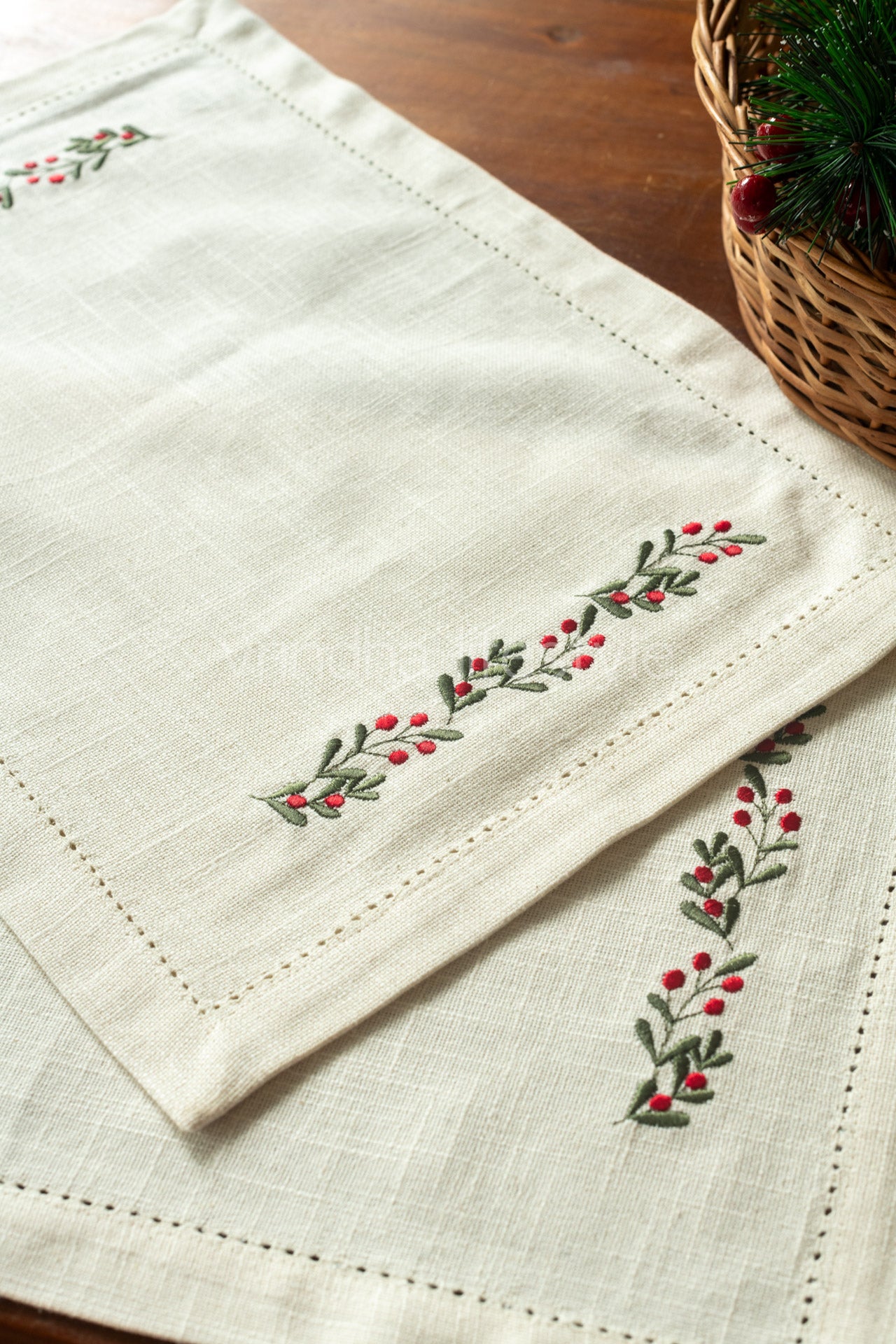 Embroidered place mat-Set of 2