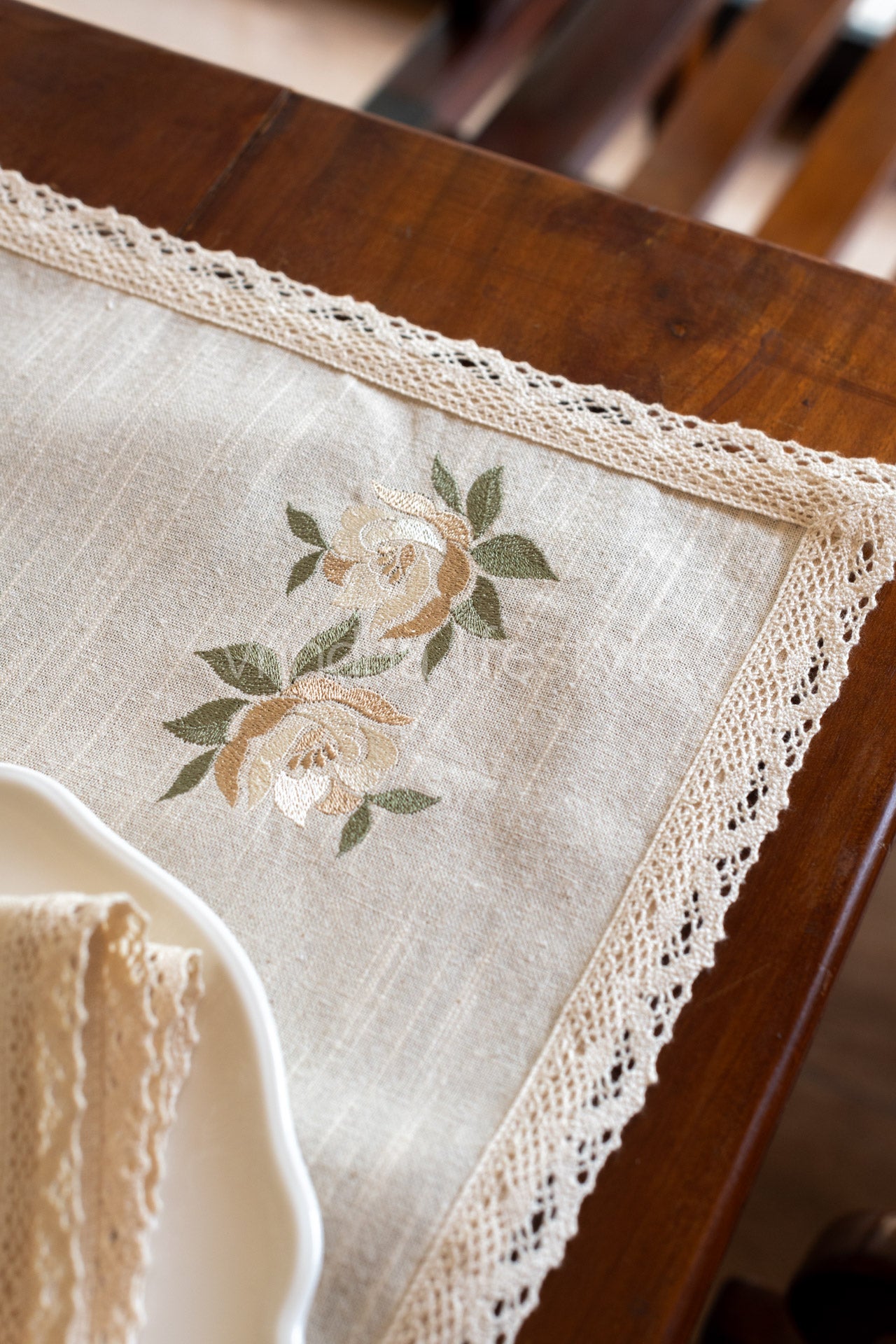 Embroidered place mat with lace detailing_single unit-customisable