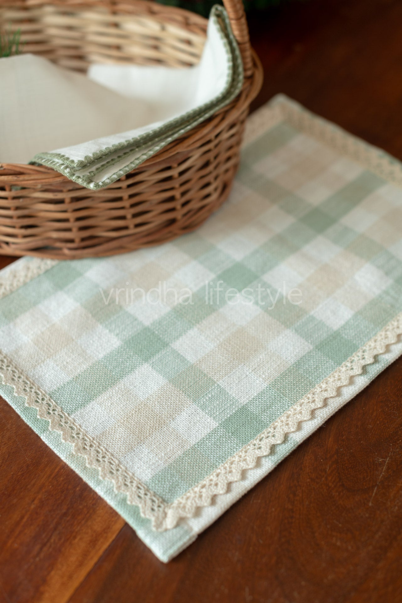 Woven  cotton tray mat with lace detailing