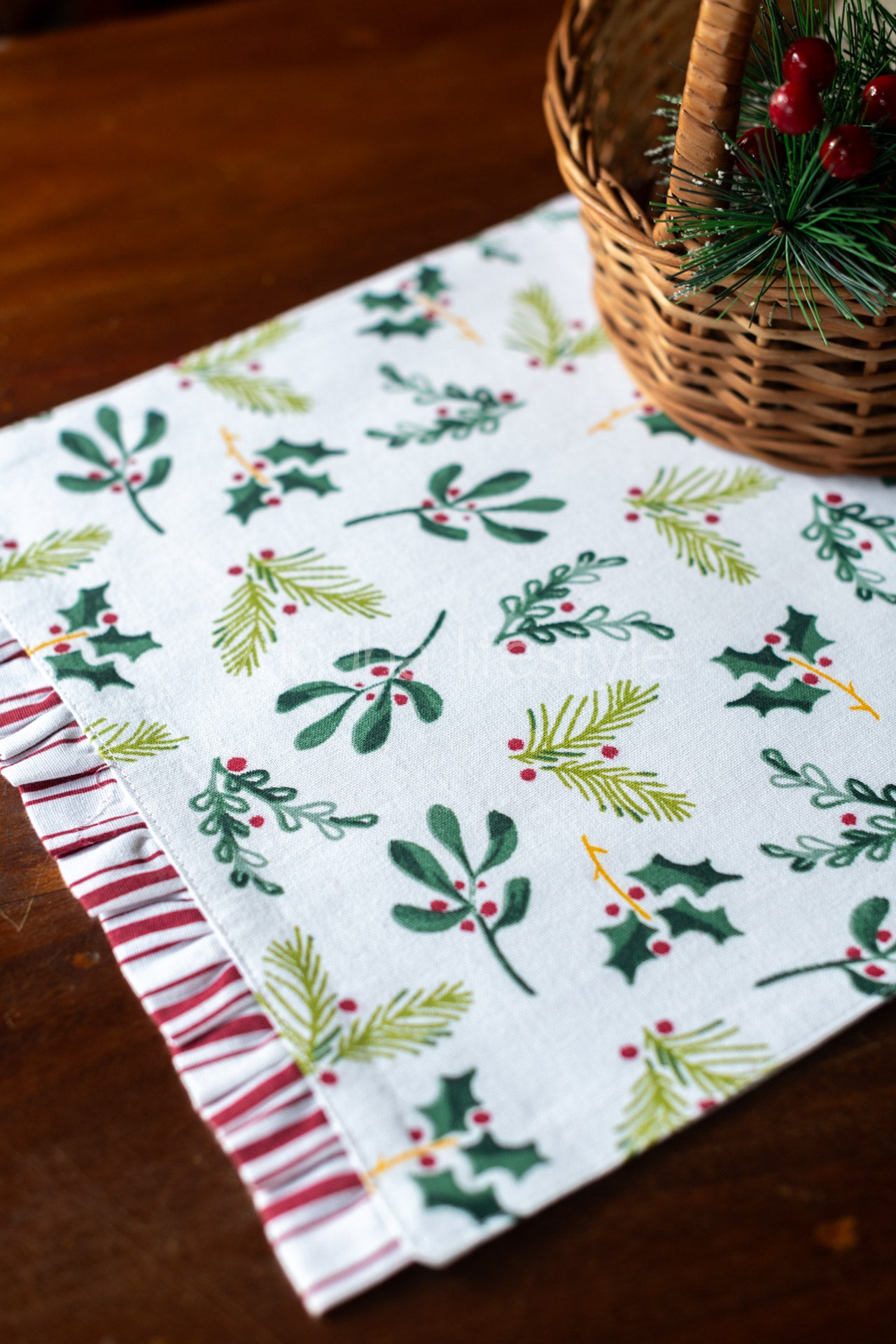 Reversible place mat with frill detailing -Set of 2 placemats