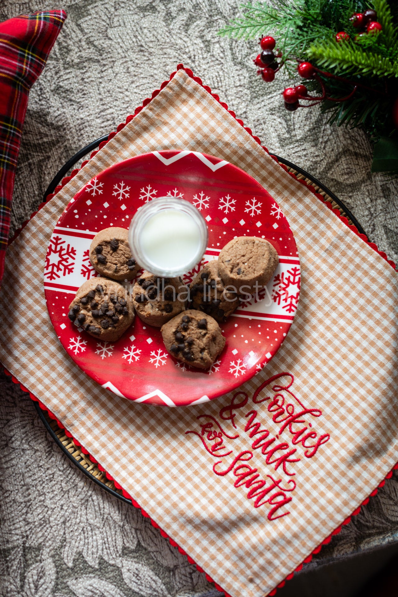 Cotton woven tray mat with embroidery and lace detailing
