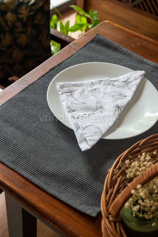 PLACEMATS AND NAPKINS-Set of 6 placemats and 6 napkins