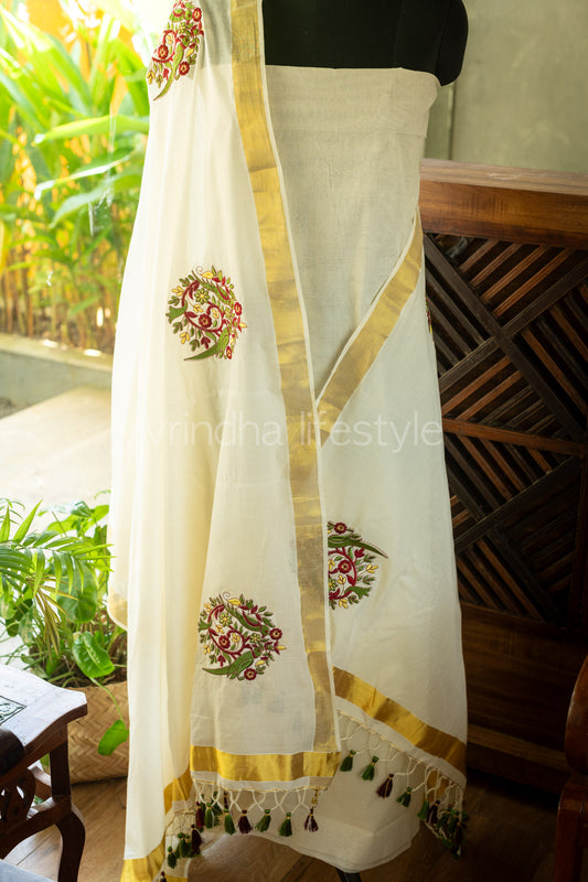 Embroidered Kerala Kasavu dupatta with tassels