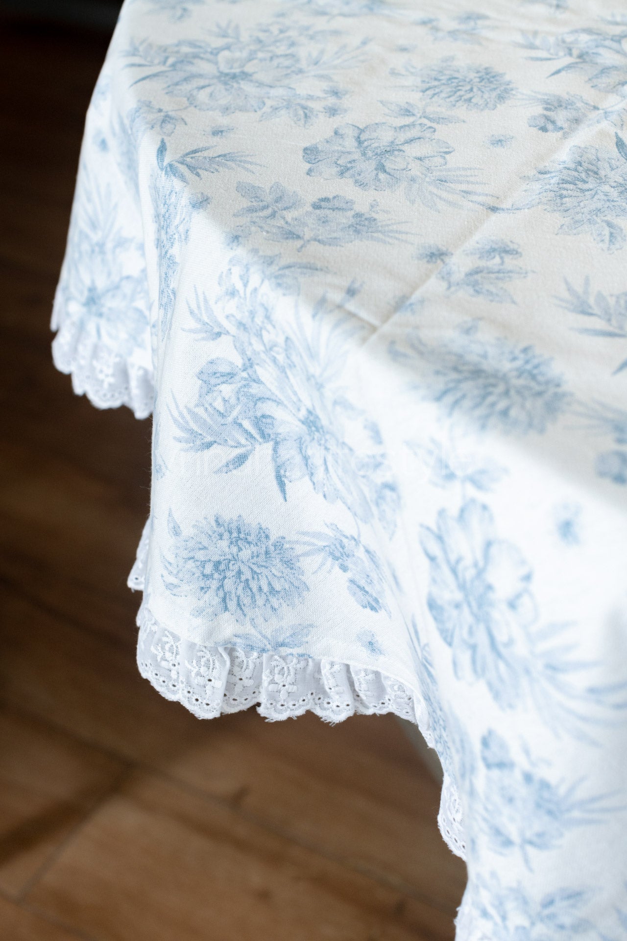 Table cloth with cotton lace  frill -Round-4 /6 seater