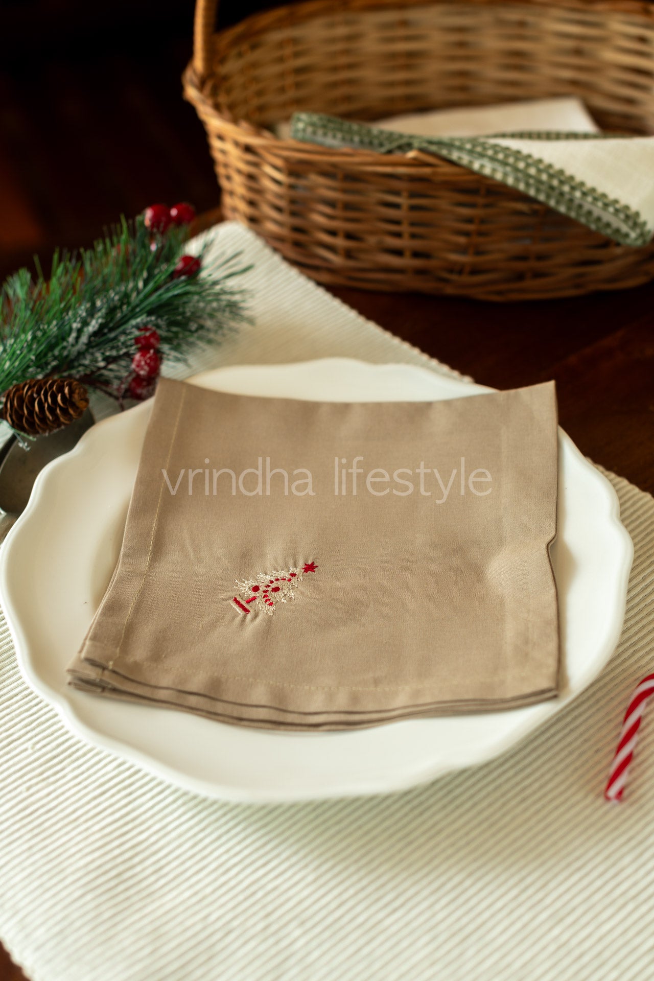 PLACEMATS AND NAPKINS-Set of 6 placemats and 6 embroidered napkins