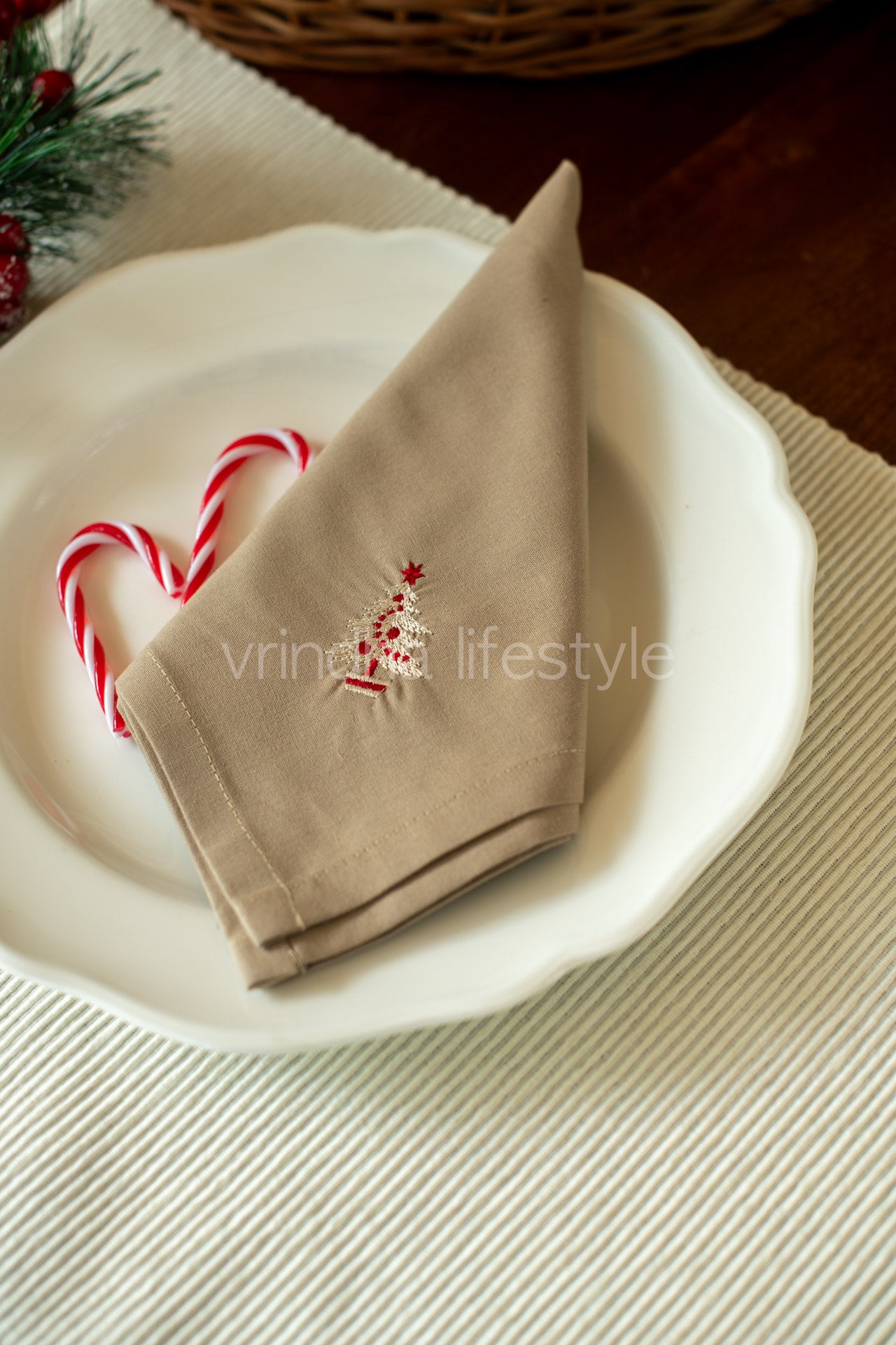 PLACEMATS AND NAPKINS-Set of 6 placemats and 6 embroidered napkins