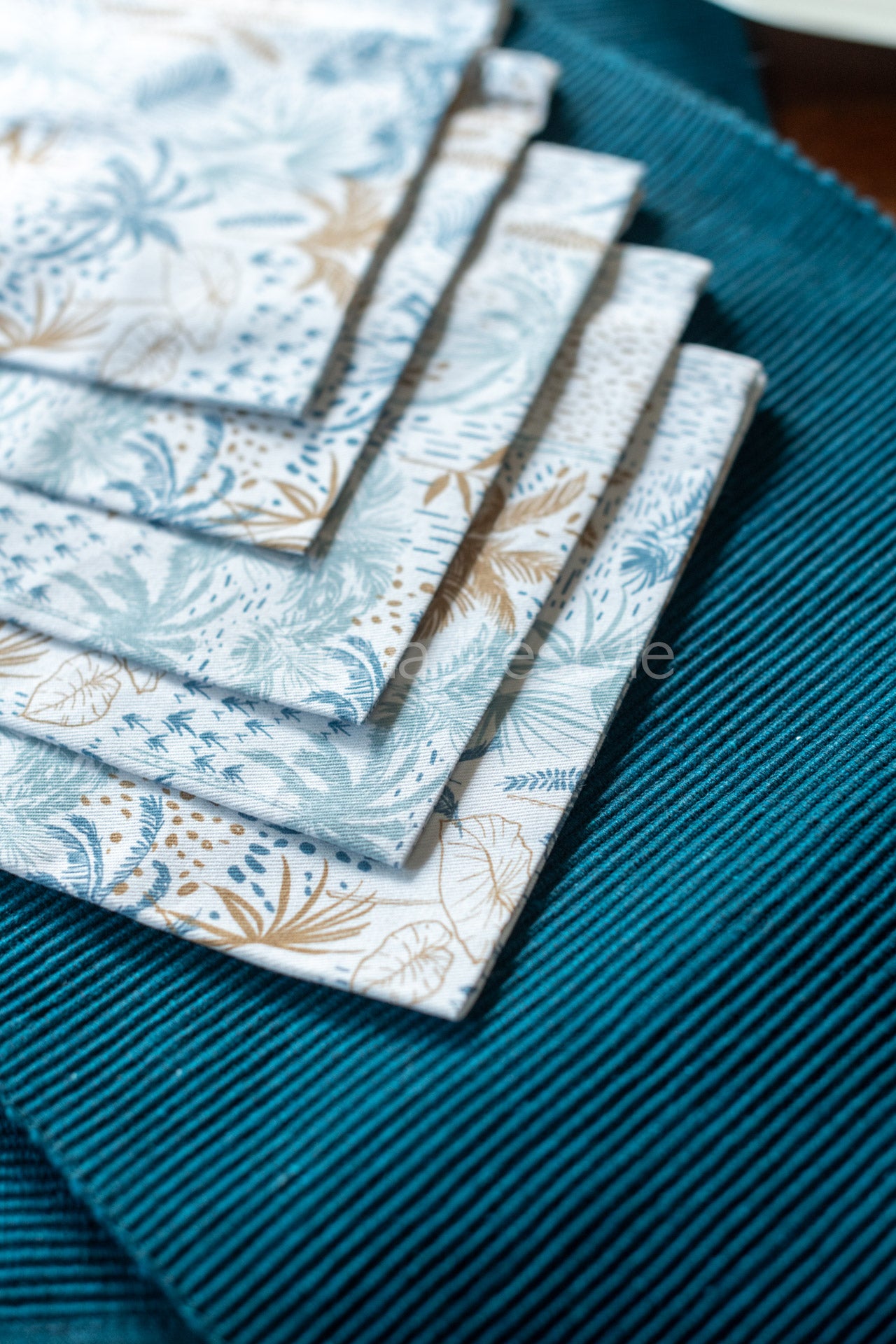 PLACEMATS AND NAPKINS-Set of 6 placemats and 6 napkins