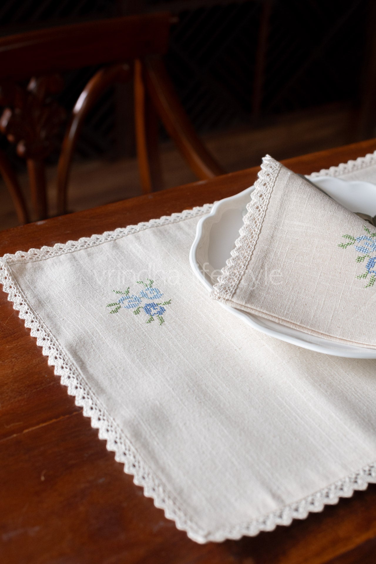 Embroidered place mat with lace detailing_single unit-customisable