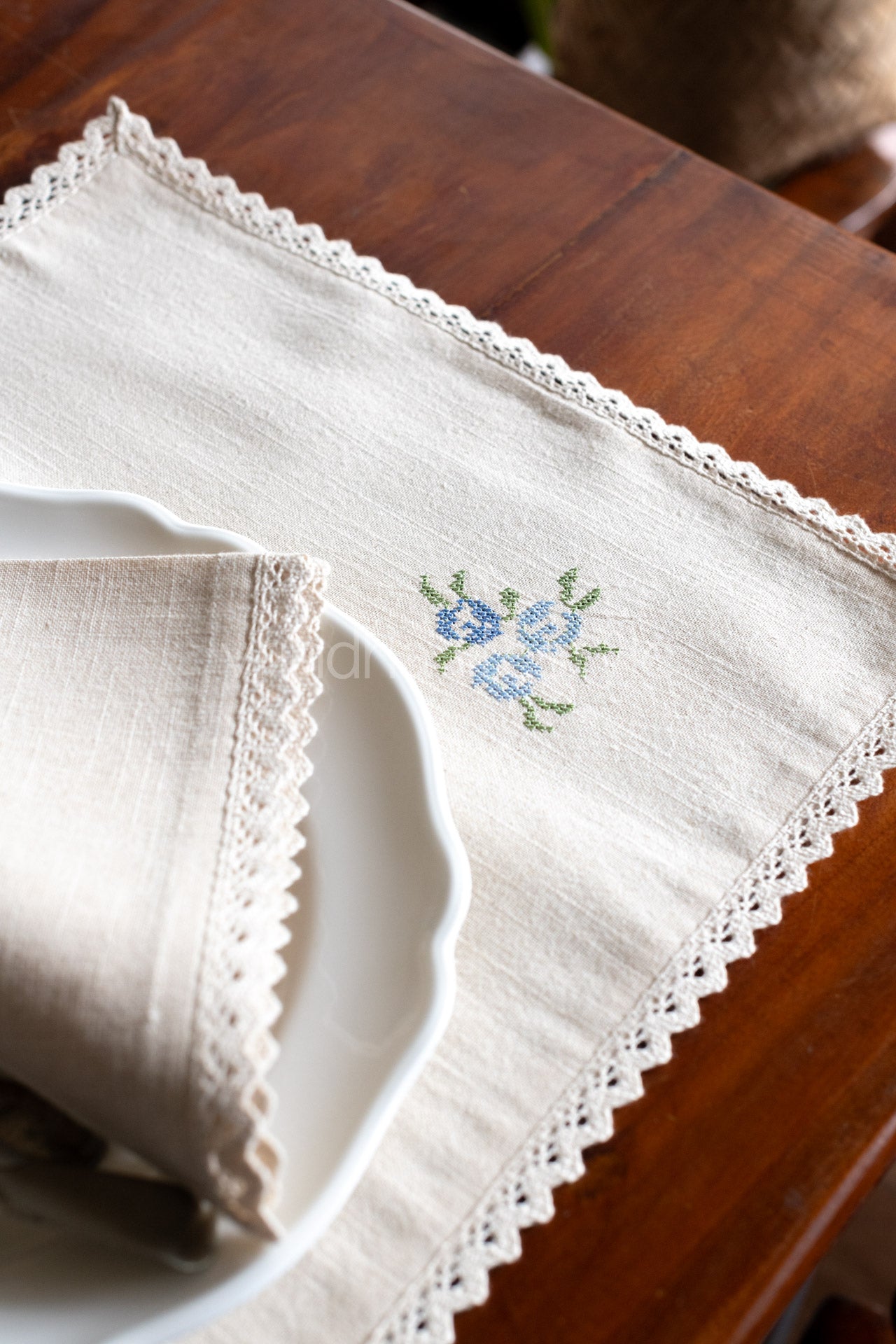 Embroidered place mat with lace detailing_single unit-customisable