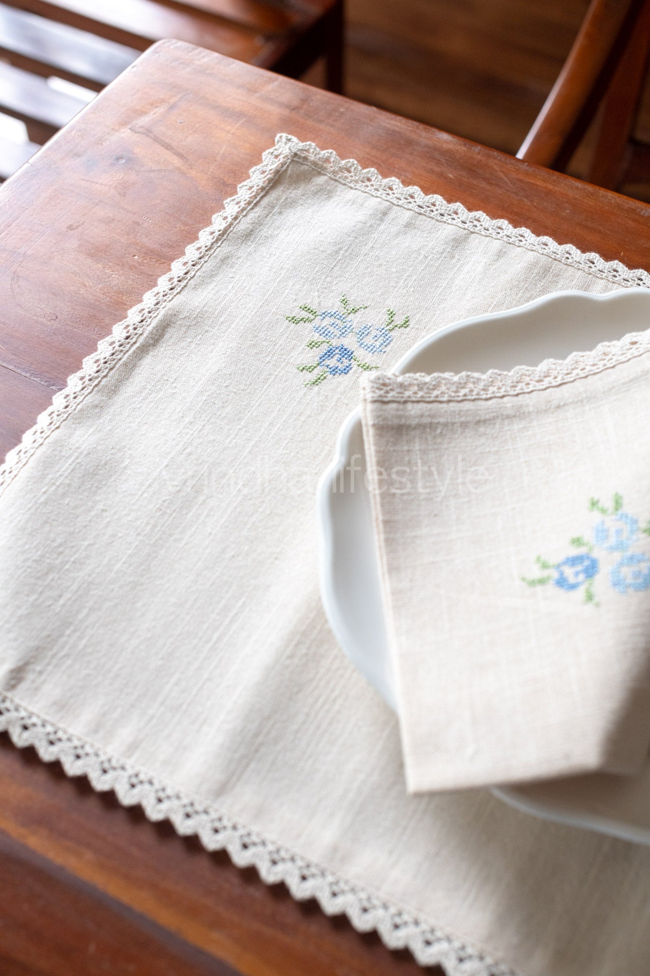 Embroidered place mat with lace detailing_single unit-customisable