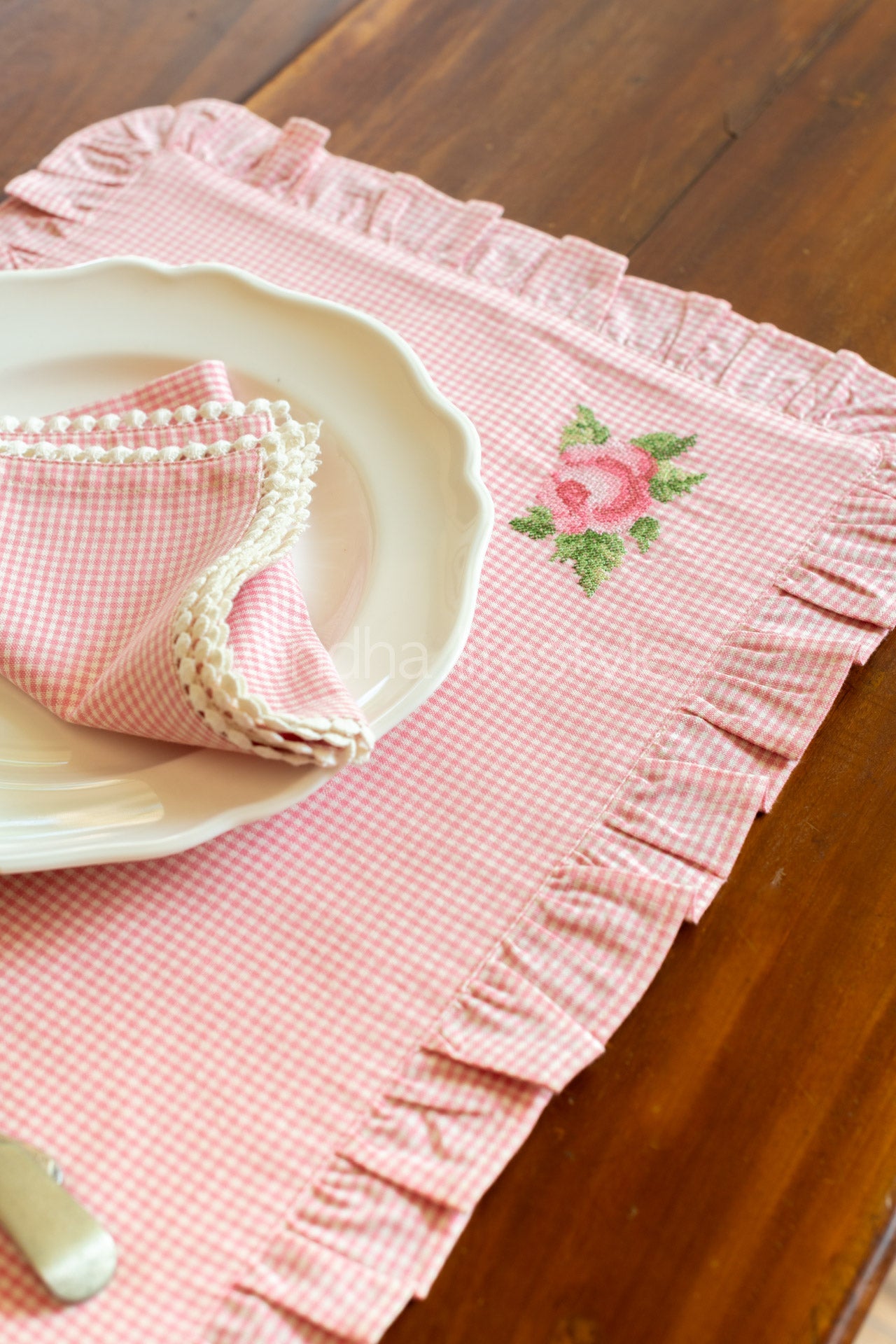 Placemat with embroidery and  frill-single unit