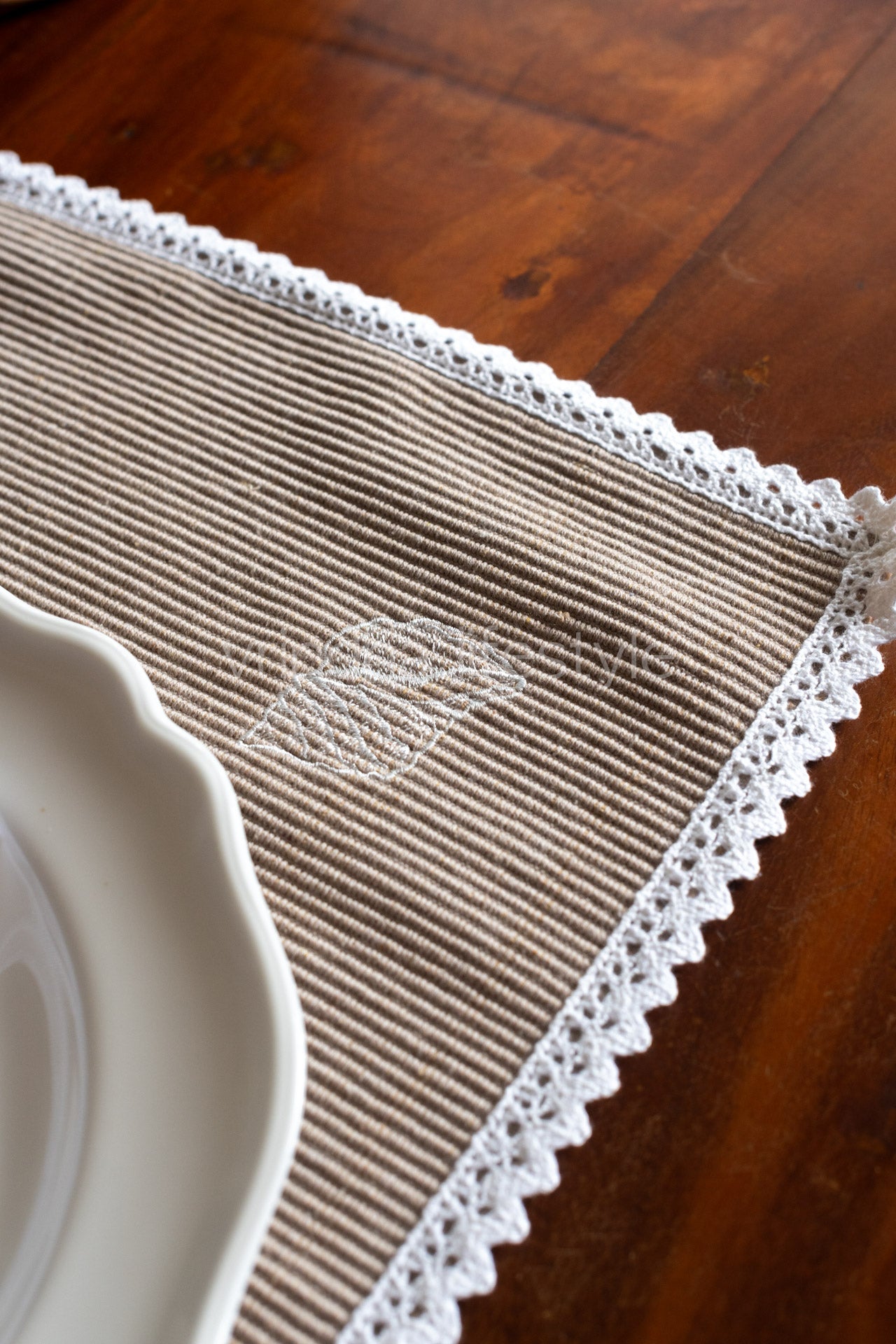 Cotton place mats with embroidery and lace detailing -Set of 6 placemats