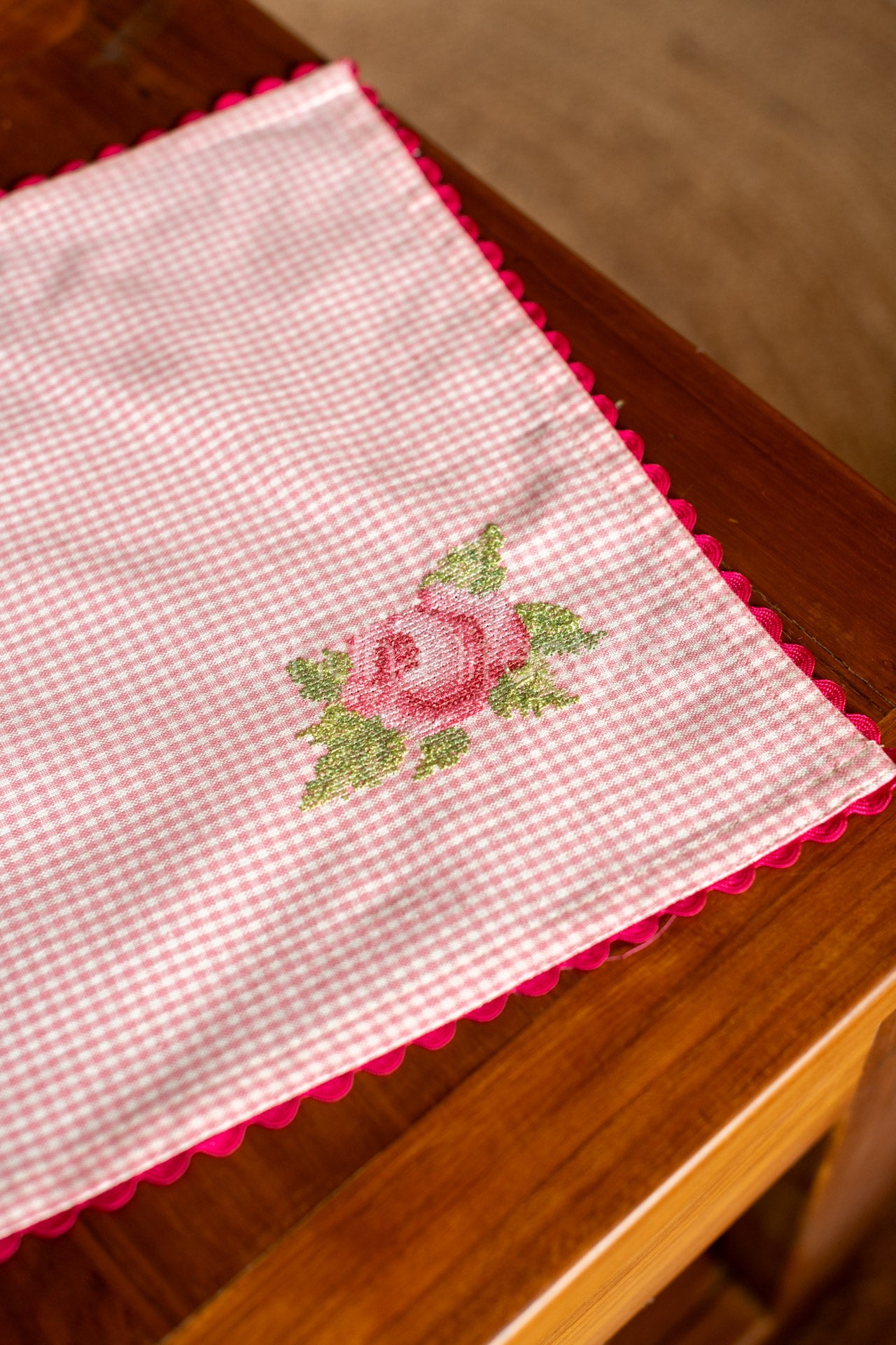 Cotton tray mat with embroidery and lace detailing