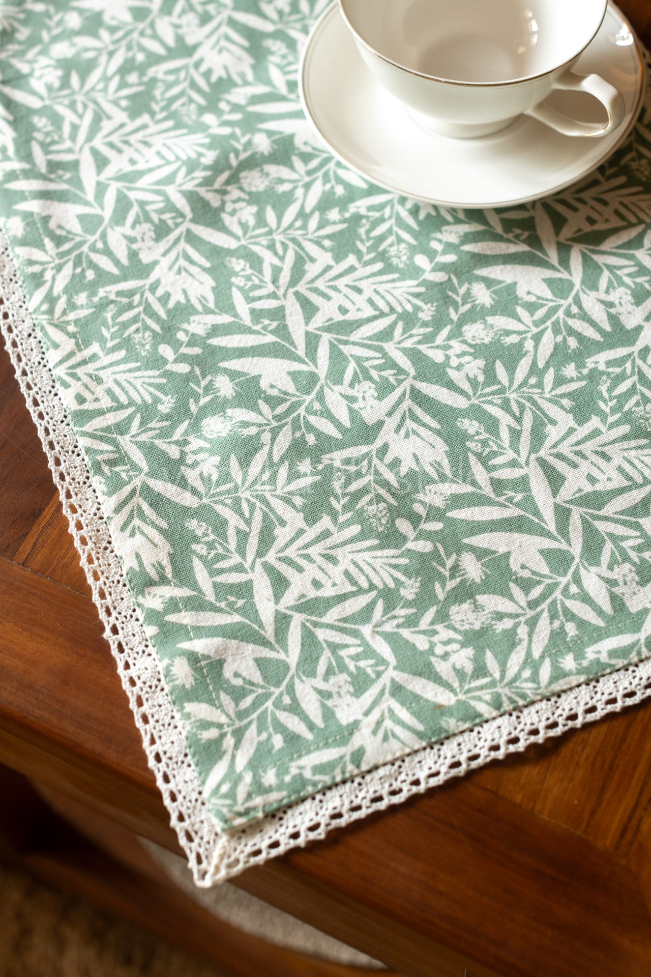 Cotton printed tray mat with lace detailing