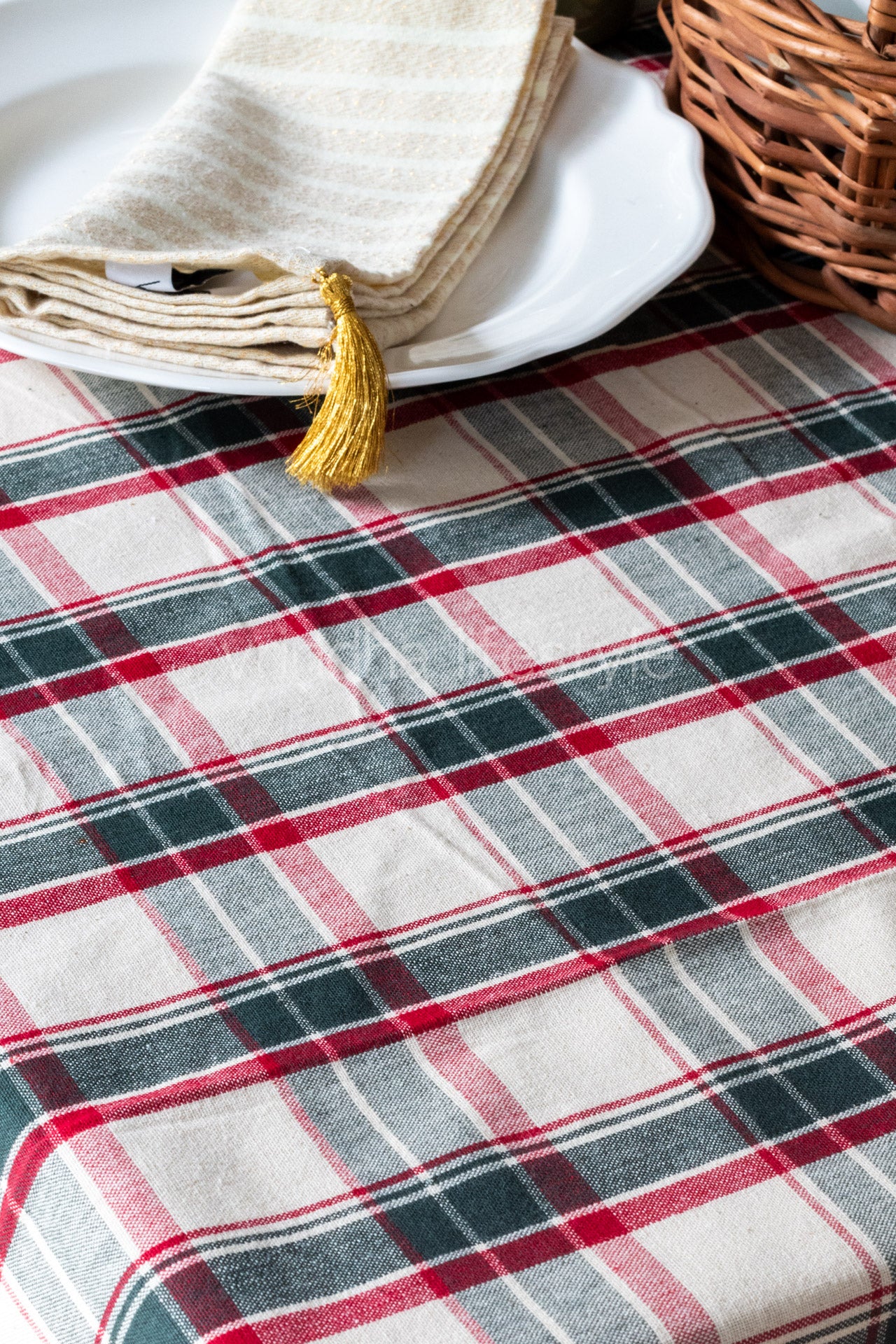 CHRISTMAS THEME PLAID TABLE CLOTH-6 to 8 seater( customisable)