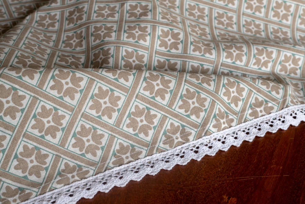 PRINTED COTTON TABLE CLOTH WITH LACE DETAILING -4 seater